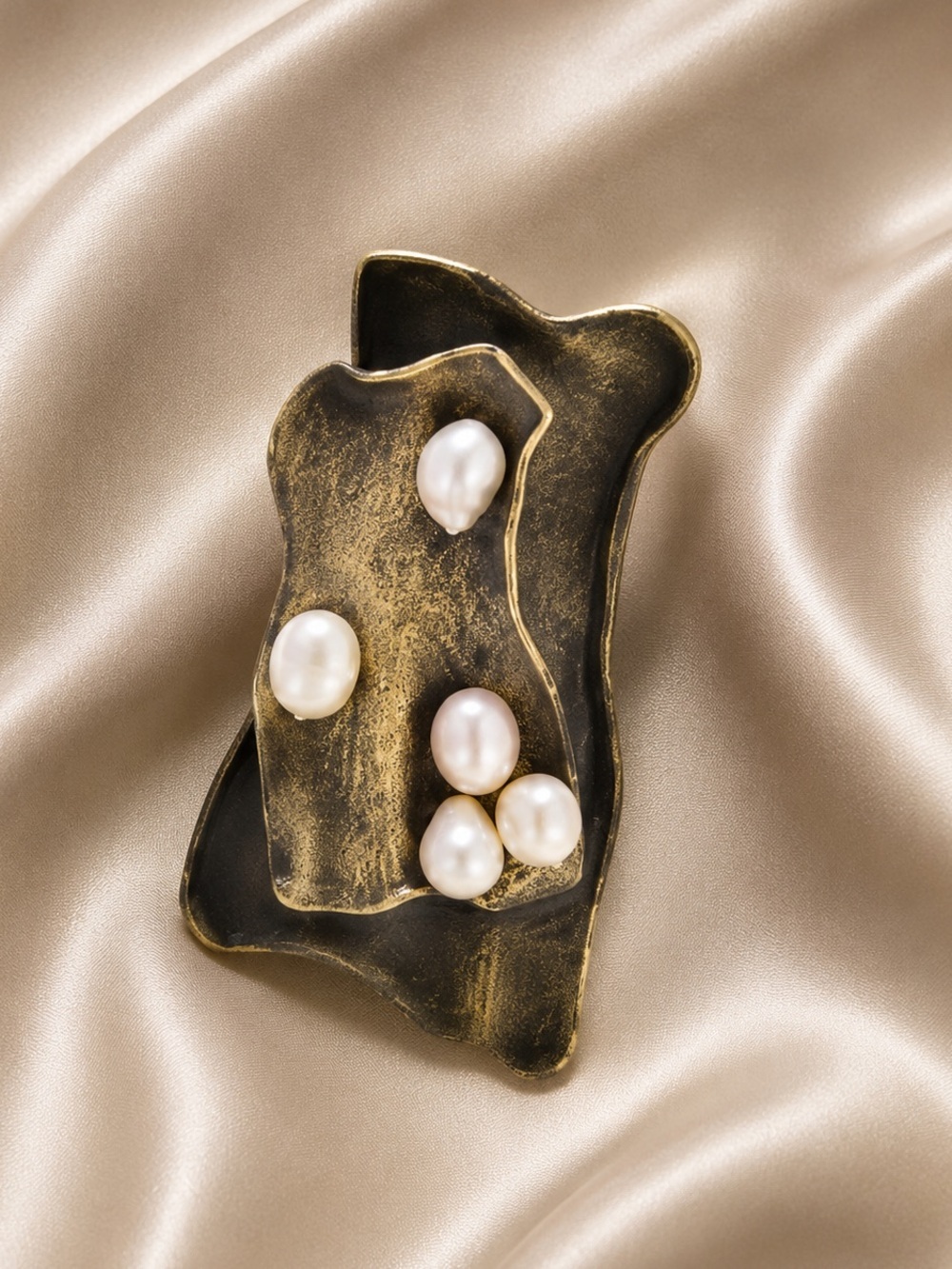 Modern Art  Abstract Brooch – Chic Minimalist Pearl Accessory